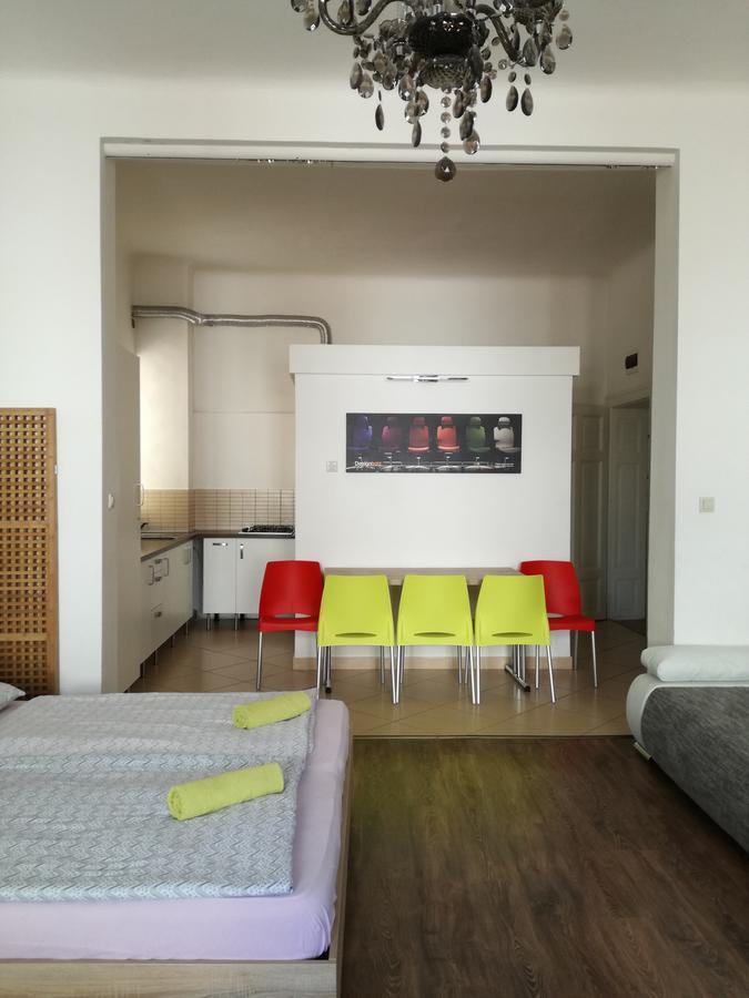 Designholz Studio Apartman Hotel Дьор Екстериор снимка